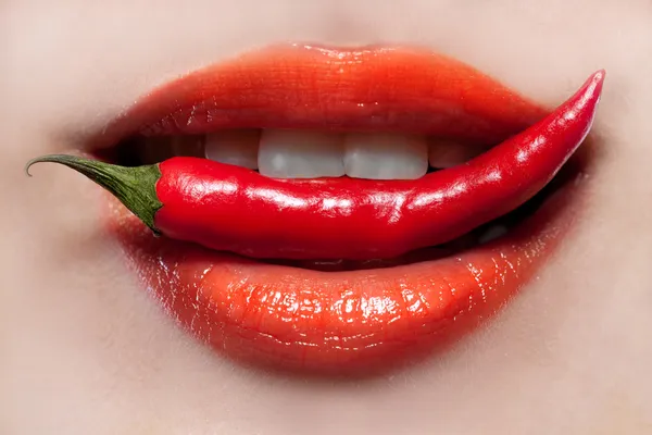 Žena rty a chili pepper — Stock fotografie