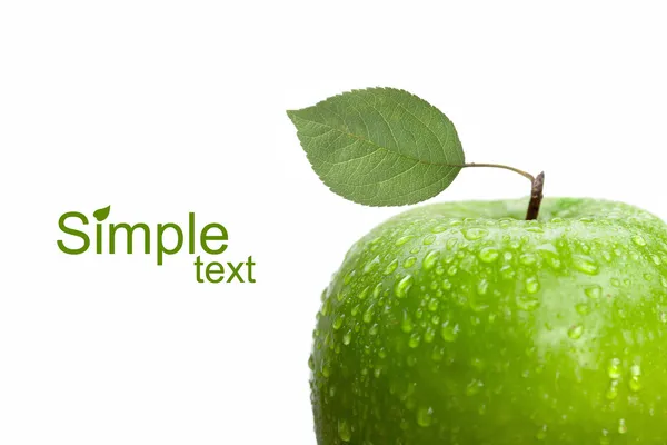 Зеленое яблоко с листьями и капли воды изолированы на белом — стоковое фото