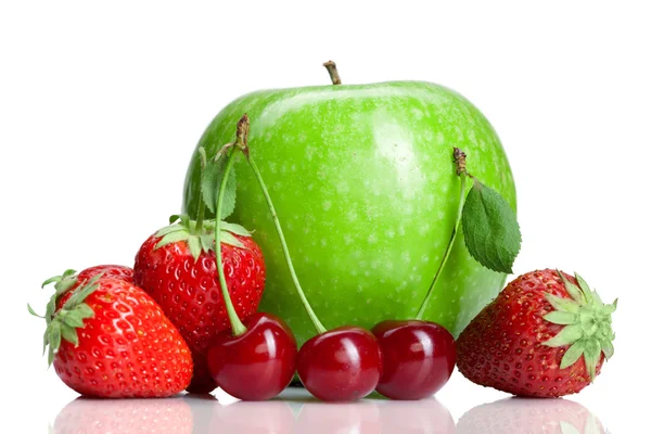 Frutas frescas de verano aisladas en blanco — Foto de Stock