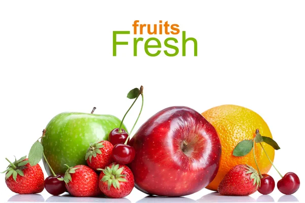 Frutas frescas de verão isoladas em branco — Fotografia de Stock