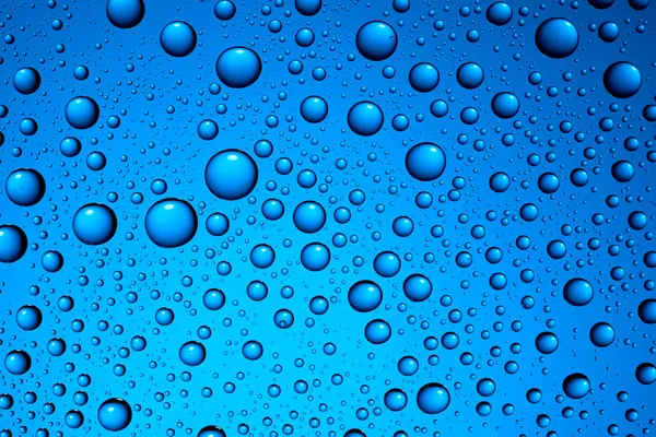 Gocce d'acqua sul blu — Foto Stock