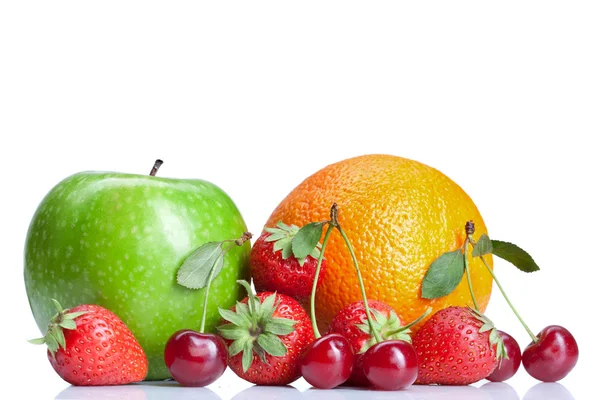 Frutas frescas de verano aisladas en blanco —  Fotos de Stock