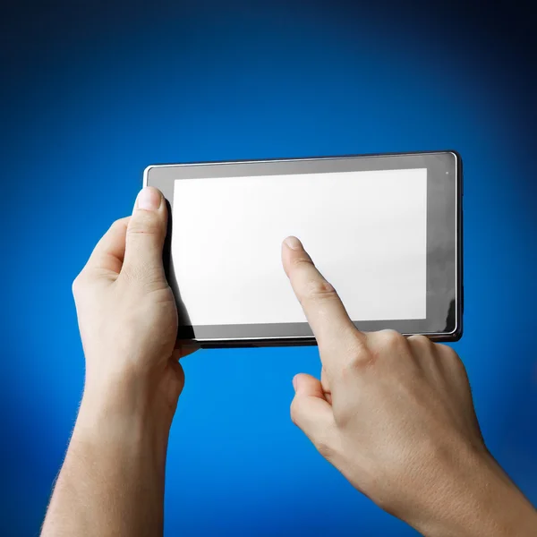 Ręce trzymając tablet pc — Zdjęcie stockowe