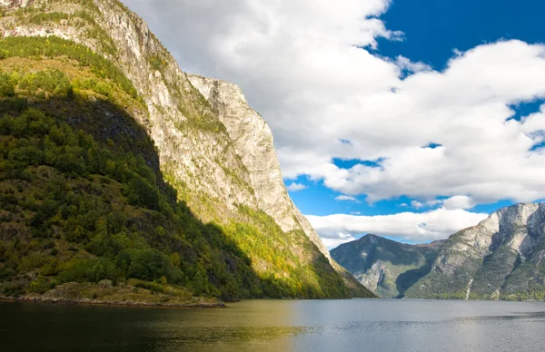 Fiorde norueguês: Montanhas e céu — Fotografia de Stock