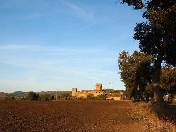 Schloss in einer toskanischen Landschaft — Stockfoto