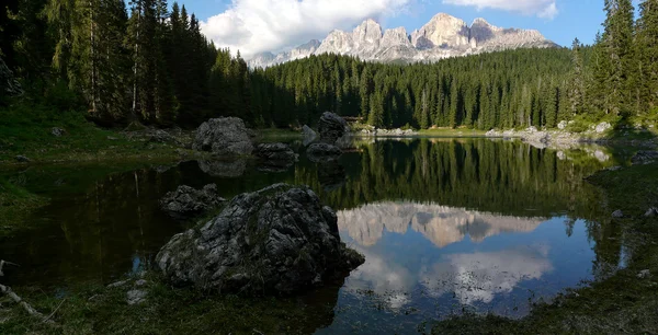 Reflektion av italienska Dolomiterna — Stockfoto