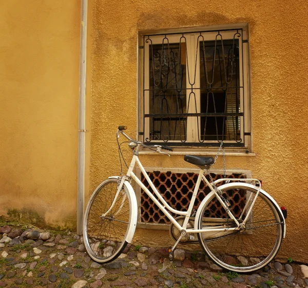 Oude fiets tegen muur — Stockfoto