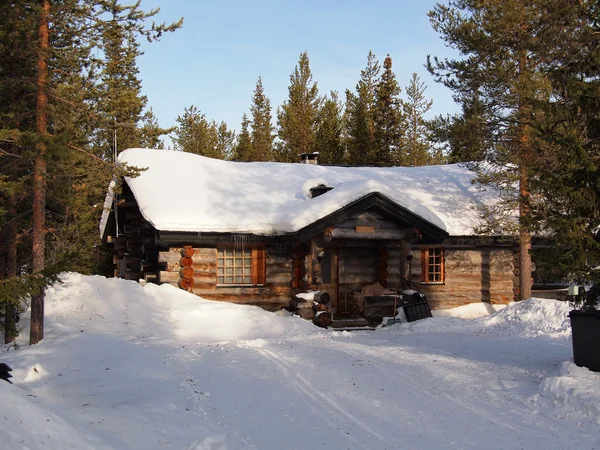Karla kaplı dağ evi — Stok fotoğraf