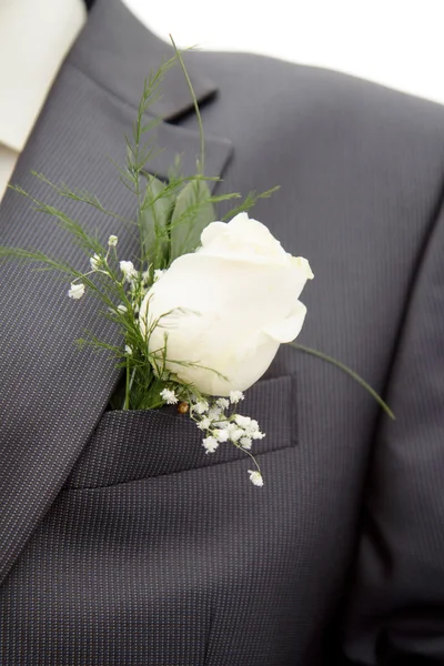 Steeg in zijn revers van zijn jasje van de bruidegom — Stockfoto