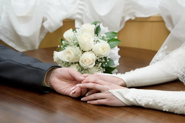 Brudens och brudgummens händer Stockbild