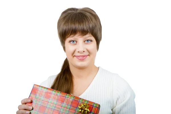 Niedliches junges Mädchen mit einem Geschenk — Stockfoto