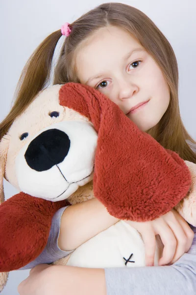 Dívka s hračka pes — Stock fotografie