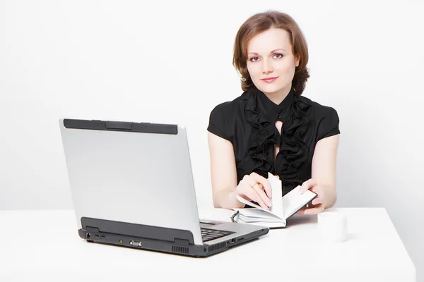 Negocio chica atractiva con un ordenador portátil —  Fotos de Stock