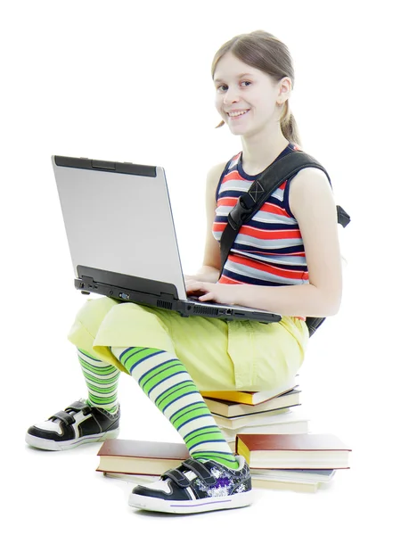 Εφηβικό κορίτσι με ένα φορητό υπολογιστή — Φωτογραφία Αρχείου