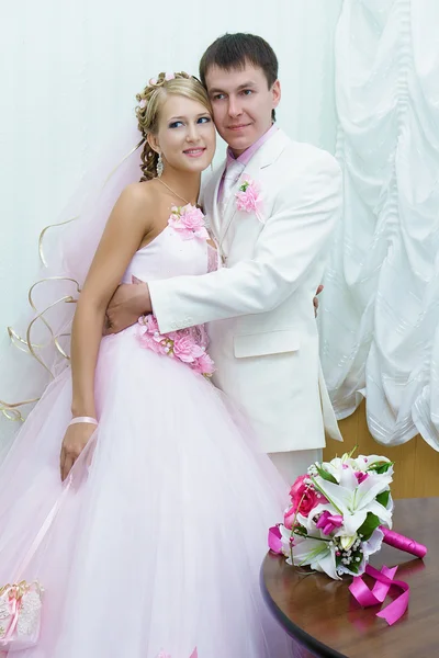 Bride and groom in wedding attire — Stock Photo, Image