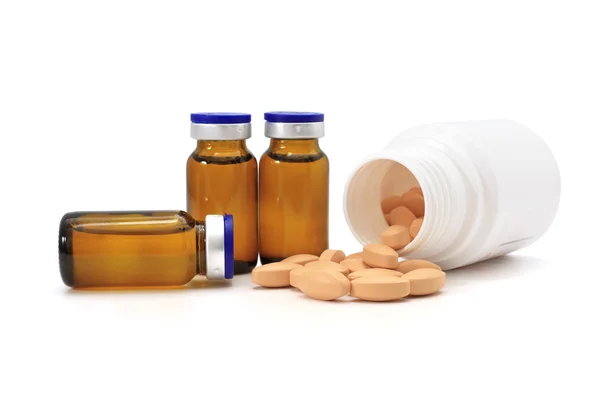 Piller och medicin flaskor — Stockfoto