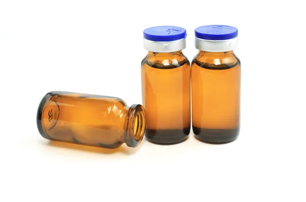Три стеклянные бутылки с лекарствами — стоковое фото