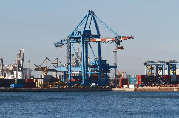 Porto con gru e container — Foto Stock