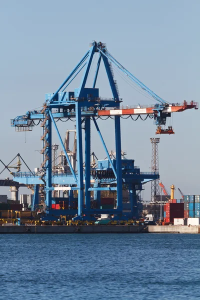 Portu z Dźwigi i kontenerami — Zdjęcie stockowe