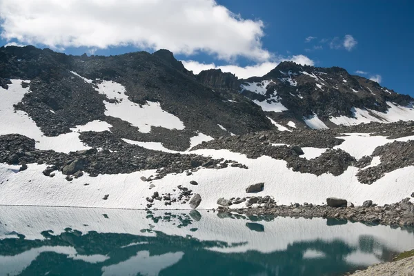 Pietra rossa alpské jezero — Stock fotografie