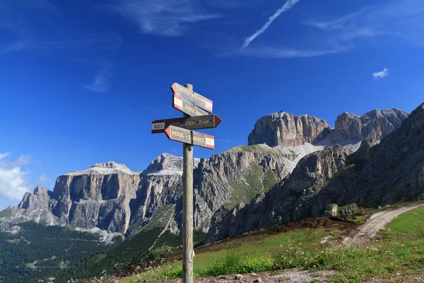 Znaki i Dolomity — Zdjęcie stockowe