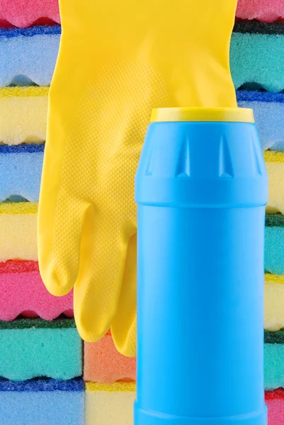 Guante de goma amarillo y botella de un limpiador —  Fotos de Stock