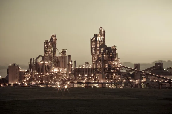 Fábrica / planta química à noite — Fotografia de Stock