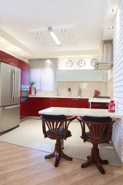 Nova cozinha em uma casa moderna — Fotografia de Stock