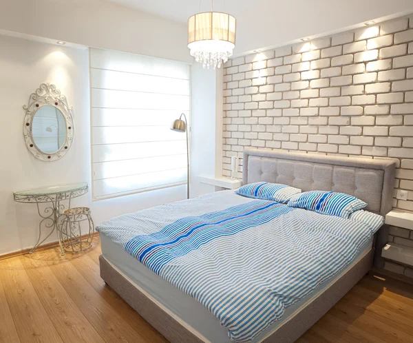 Светлая спальня класса люкс — стоковое фото