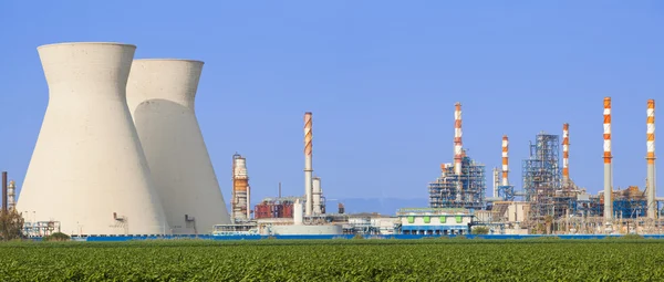 Atomkraftwerk unter blauem Himmel — Stockfoto