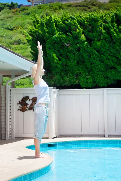 Mulher de pé perto da piscina — Fotografia de Stock