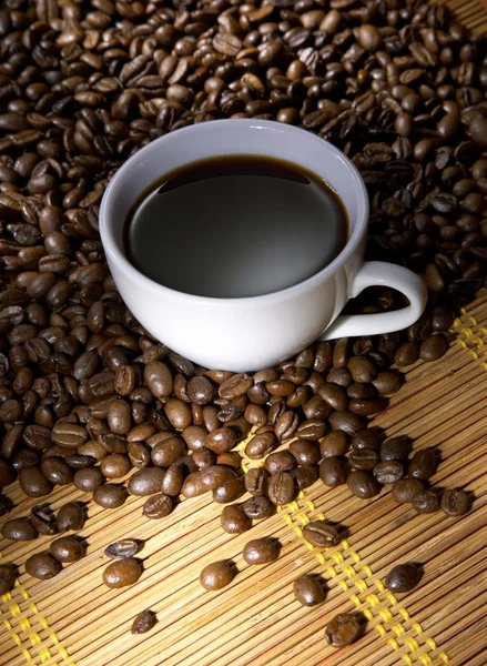 Чашка кофе с жареными бобами — стоковое фото