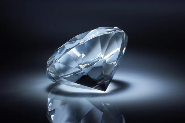 Diamant-Juwel auf dunkelblau — Stockfoto
