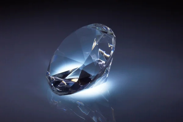 Bijou en diamant sur bleu foncé — Photo