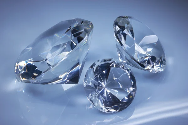 Diamantes brilhantes jóia no azul escuro — Fotografia de Stock
