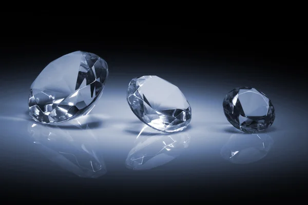 Блестящие бриллианты на темно-синем — стоковое фото