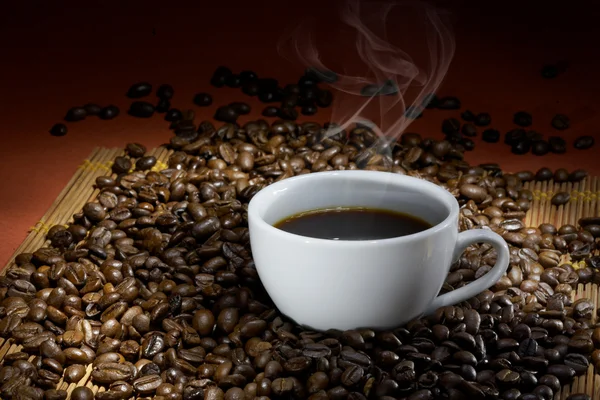 Filiżanka kawy z paloną fasolą — Zdjęcie stockowe
