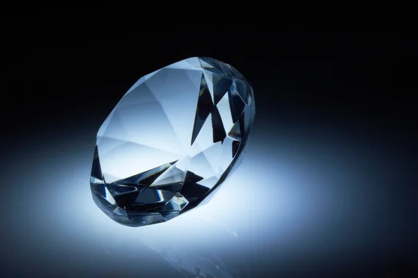 Diamant-Juwel auf dunkelblau — Stockfoto