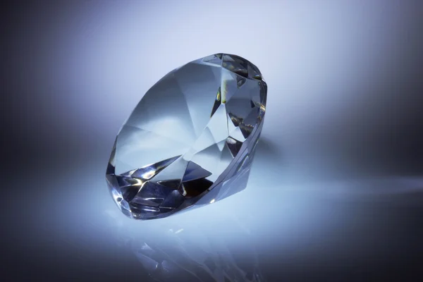 Bijou en diamant sur bleu foncé — Photo
