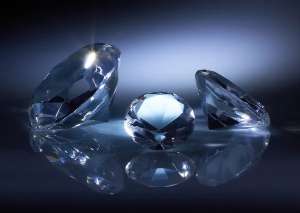 Diamantes brilhantes jóia no azul escuro — Fotografia de Stock