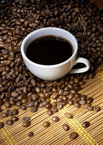 Kaffekopp med rostade bönor — Stockfoto