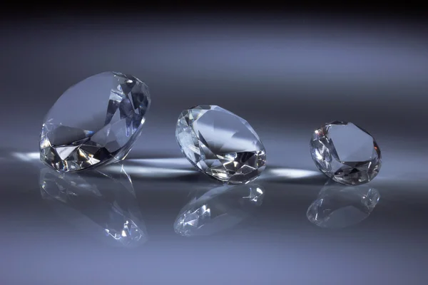 진한 파란색에 빛나는 다이아몬드 보석 — 스톡 사진