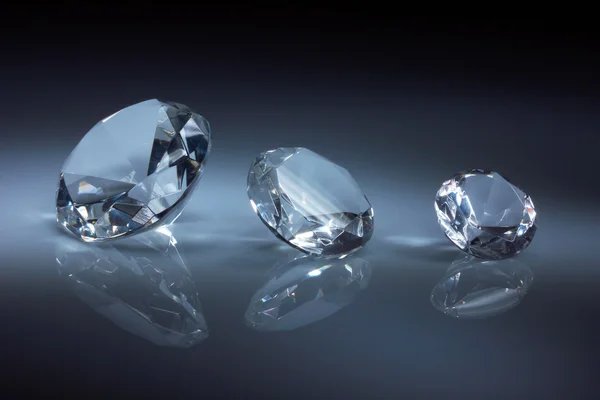 진한 파란색에 빛나는 다이아몬드 보석 — 스톡 사진