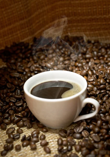 Kahve fincanı ve kızarmış fasulye. — Stok fotoğraf