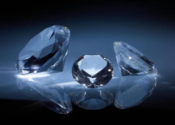 Блискучі діаманти коштовності на темно-синьому — стокове фото