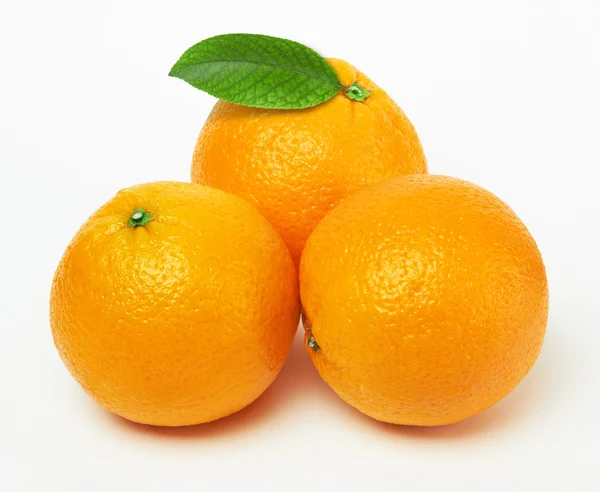Апельсины с листьями — стоковое фото