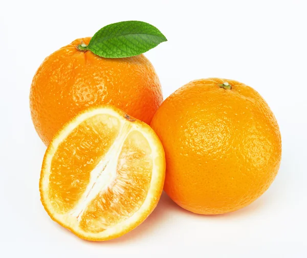Apelsiner med blad — Stockfoto
