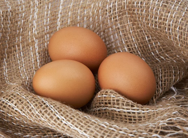 Три яйца на холсте — стоковое фото