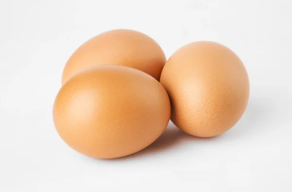 Három tojást, egy fehér부엌에서 웃는 고위 여자 — Stock Fotó