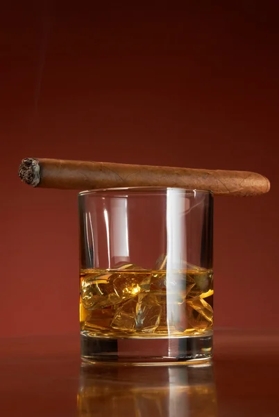 Whiskey with ice cubes and cigar, on brown — Stock Photo, Image